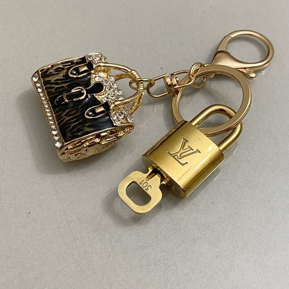 LOUIS VUITTON LOCK AND KEY ON GOLD TONE KEYCHAIN #301 - Picture 1 of 7